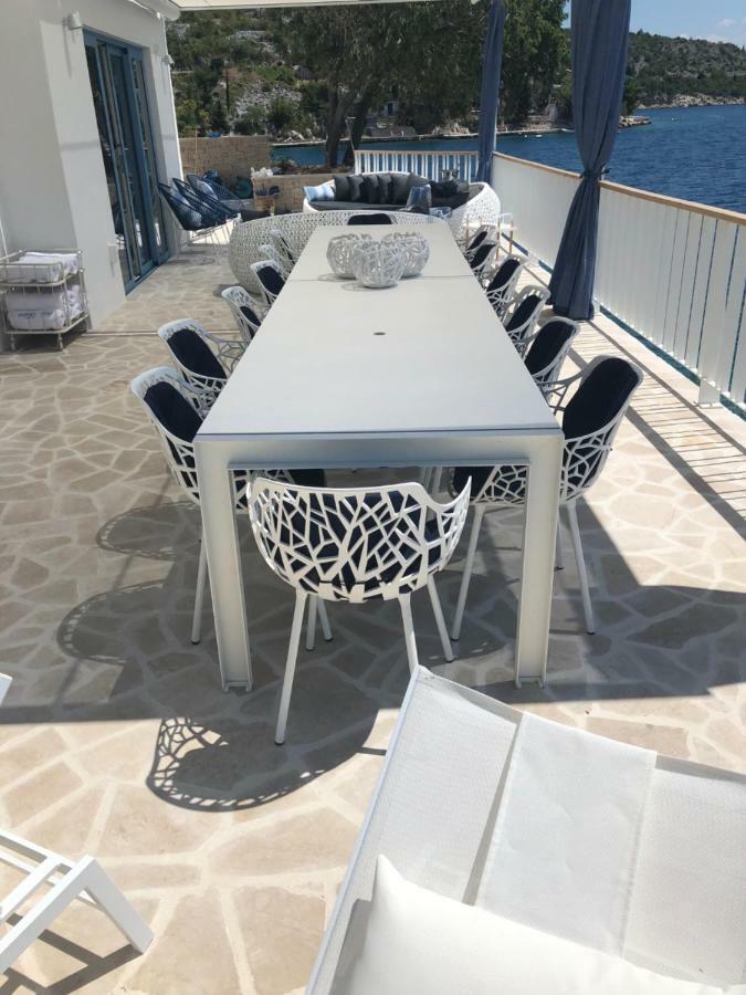 Villa Beline direct aan zee, verwarmd zwembad en sauna Tribanj-Kruscica Buitenkant foto