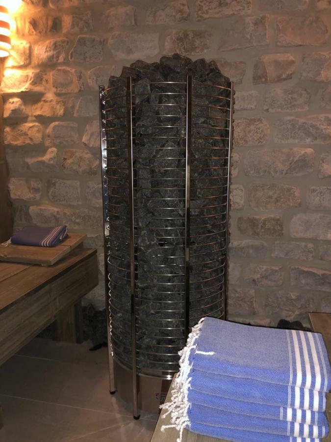 Villa Beline direct aan zee, verwarmd zwembad en sauna Tribanj-Kruscica Buitenkant foto